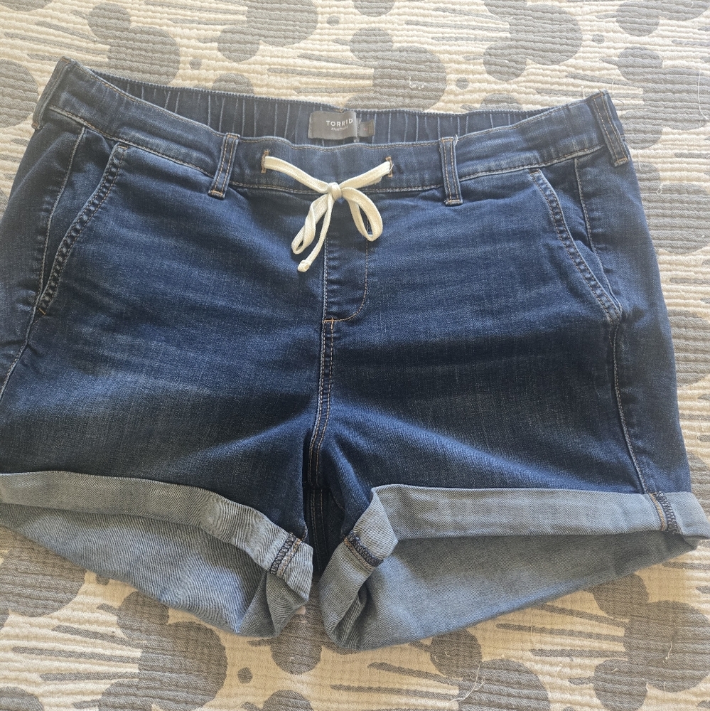 Torrid Weekend Mid-Rise Knit Denim Short Size 2